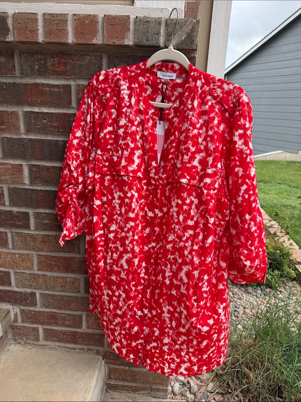 Calvin Klein Ladies 1X Red and White Patterned 3/4 sleeve button down blouse